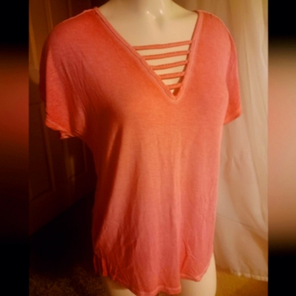 THE COZY TEE🌼SOFT  OPENING ON FRONT/BACK DISTRESSED PINK